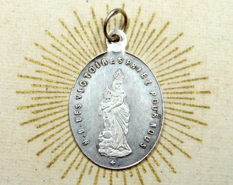 Nuestra Señora de la Victoria. Santa Virgen María y Jesús. Colgante religioso antiguo de plata. Medalla francesa.