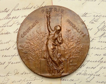 Vrouw, overwinning. Antieke Grote Medaille. Door Dubois.