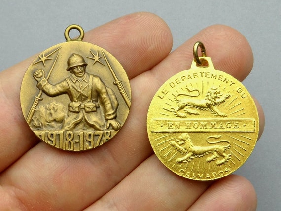 Adrian Helmet, WWI French Patriotic Medal. 1918 -… - image 2