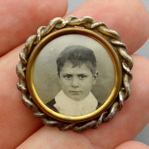 Deux Pendentifs / Broches Anciens - Style Homme Ou Enfant, Occasion, Thème Personnage