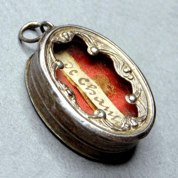 Relicário de Santa Joana Francisca de Chantal, Medalha Milagrosa de Santa Virgem Maria, Pingente Antigo de Prata com Relíquia Religiosa.