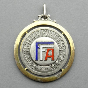 Monograma F F A. 1939. Medalla de Esmalte Antiguo. Colgante Art Déco.