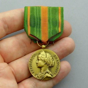 Ontsnapte medaille uit de Tweede Wereldoorlog. Vrouw, Marianne, Vrouw. Franse antieke hanger.