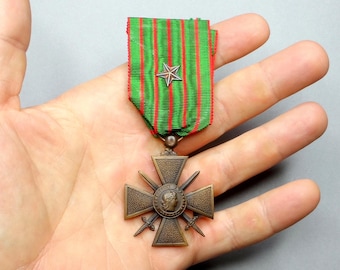 Croce di guerra francese della Prima Guerra Mondiale. Medaglia antica con nastro e stella d'argento. 1914-1918.