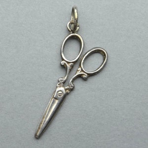 Tijeras de bordar. Bordar. Colgante de plata antigua. Pequeña Medalla.