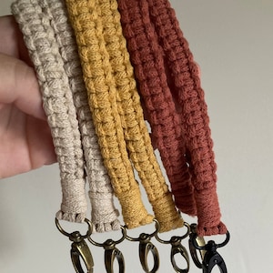 Llavero de macramé/ Pulsera de macramé/ Porta llaves/ Llavero anudado a mano