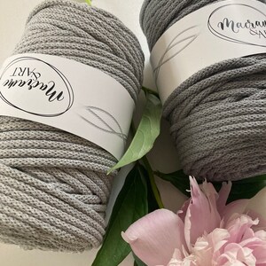 Può includere: Due bobine di corda di cotone grigia, una etichettata "Macramé" e l'altra "Mercerie Art".