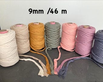 Könnte beinhalten: Sortiment aus 9 mm dickem Baumwollseil in verschiedenen Farben, darunter Weiß, Beige, Gelb, Grau, Rosa, Lila und Blau. Jedes Seil ist 46 Meter lang.