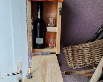 Schnapsbar als Vogelhaus. Handarbeit und bemalt mit Schluckspecht. Originelles Geschenk , das nicht jeder hat !