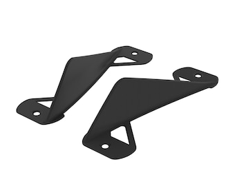 Puede incluir: Dos soportes de metal negro con múltiples agujeros para montaje. Los soportes están inclinados y tienen una forma triangular.