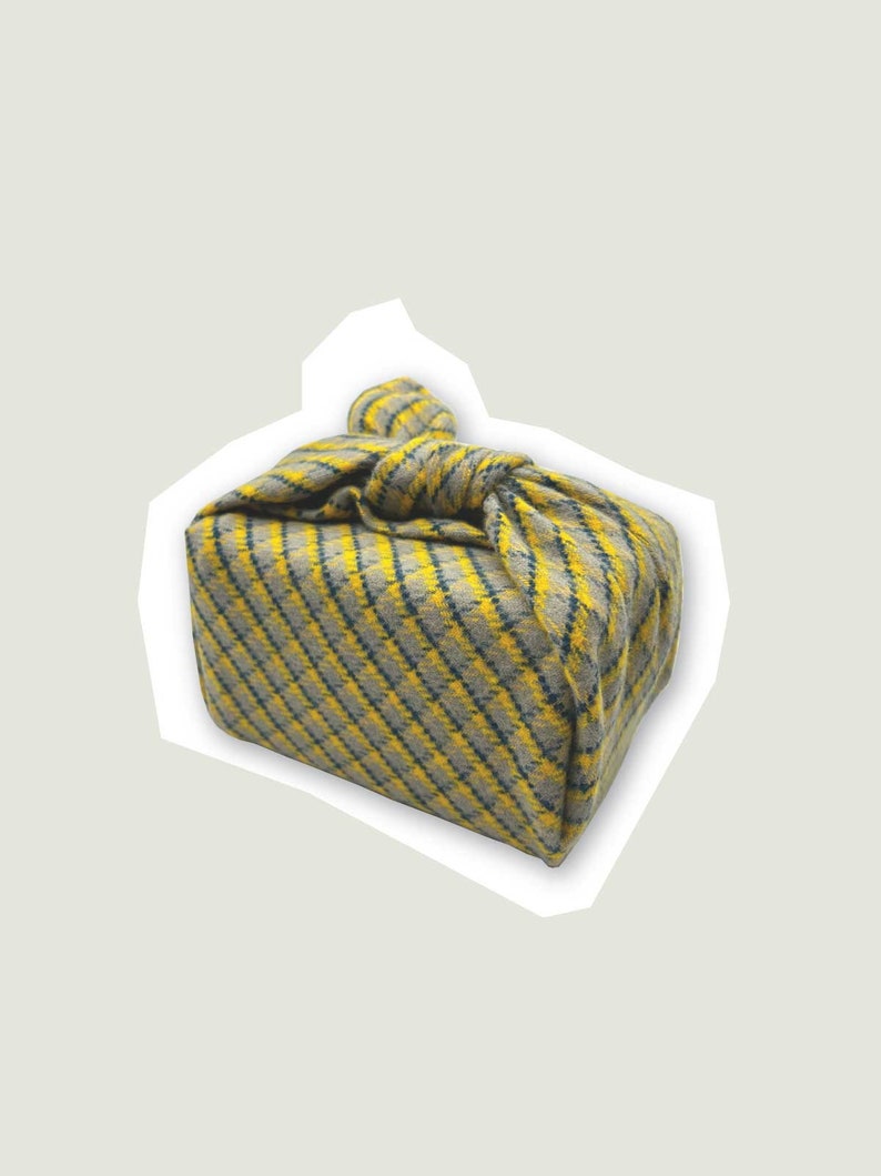 Furoshiki Pass on wrapping paper Sustainable gift Zero waste Upcycle Size S Geel groene ruit