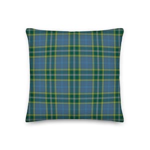 Peut inclure: Un coussin carré en tissu plaid vert, bleu et jaune. Le coussin est doux et moelleux.