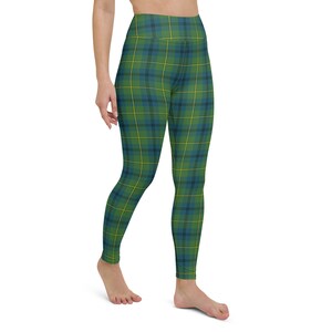 Puede incluir: Leggings de cintura alta a cuadros verdes, azules y amarillos. Las leggings están hechas de una tela elástica y cómoda, perfectas para yoga, correr o el uso diario.