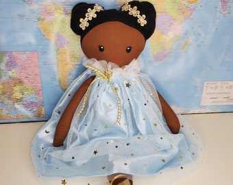 Peluche doudou noire africaine de 35cm avec sa robe étoilée bleu