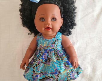 Zwarte Afrikaanse pop 20 cm | Blauwpaarse jurk | Gouden bloemenprint | Vinylpop voor meisje | Verjaardag Kerst