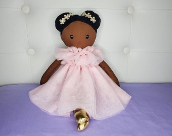 Peluche doudou ballerine noire africaine de 35cm avec sa robe tutu en tulle rose