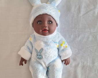 Zwarte Afrikaanse Babypop 20cm | Blaues Hasenkostüm | Geschenk Geburt | Weihnachten Geburtstag