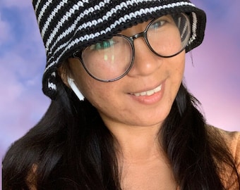 Sombrero de pescador de crochet a rayas hecho a mano