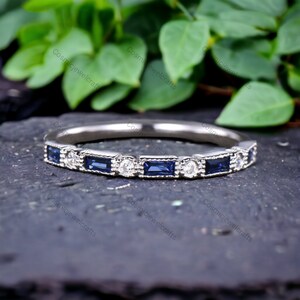 Blue Sapphire Diamond Band Half Eternity Wedding Dainty Band Anniversaire Cadeau Bijoux en argent sterling 925 Bande assortie Pierre de naissance de septembre