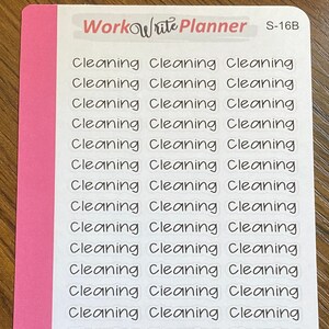 Puede incluir: Una hoja de pegatinas blancas con la palabra "Cleaning" repetida 27 veces en texto negro. Las pegatinas están dispuestas en tres columnas. La hoja está sobre un fondo rosa. El texto "WorkoWrite Planner" y "S-16B" están en la parte superior de la hoja. El texto "www.workwriteplanner.com" está en la parte inferior de la hoja.
