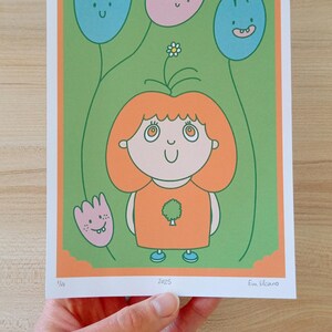 以下が含まれることがあります： オレンジ色の髪とオレンジ色のシャツに緑の木を描いた女の子のカラフルなイラスト。青い、ピンクの、紫の花が女の子の周りを囲んでいて、花はみんな笑顔。イラストは緑色の背景に桃色の縁取りがされている。画像の下には「2025」と「Eva Elcano」の文字が書かれている。
