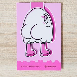 K&ouml;nnte beinhalten: Ein pinkfarbener Lesezeichen mit einer Cartoonfigur mit wei&szlig;em K&ouml;rper, rosa Stiefeln und einem l&auml;chelnden Gesicht. Auf dem Lesezeichen sind die Website www.evaelcano.com und der Instagram-Handle @evaelcano aufgedruckt.