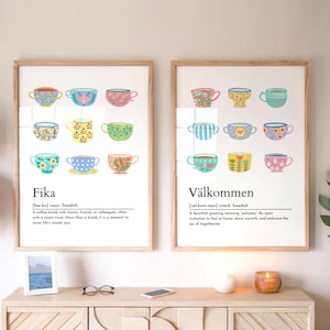 Könnte beinhalten: Zwei gerahmte Kunstdrucke mit bunten Teetassen-Illustrationen. Einer trägt die Aufschrift "Fika", der andere "Välkommen". Die Tassen sind in verschiedenen Farben und Mustern gehalten und verleihen der Wanddekoration eine fröhliche Note.