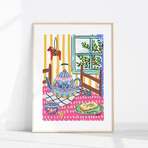 以下が含まれることがあります： 色鮮やかな静物画の額装プリント。青い花のティーポットが、カップ、スプーン、食べ物のプレートが置かれたピンクのテーブルクロスの上にあります。赤い馬のオーナメントが、黄色と白のストライプの壁に掛けられています。緑の葉のある窓が見えます。