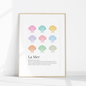 Puede incluir: Una impresión artística enmarcada con nueve ilustraciones de conchas marinas de colores pastel. La impresión incluye el texto "La Mer" y una definición. Las conchas están dispuestas en un patrón de cuadrícula sobre un fondo blanco.