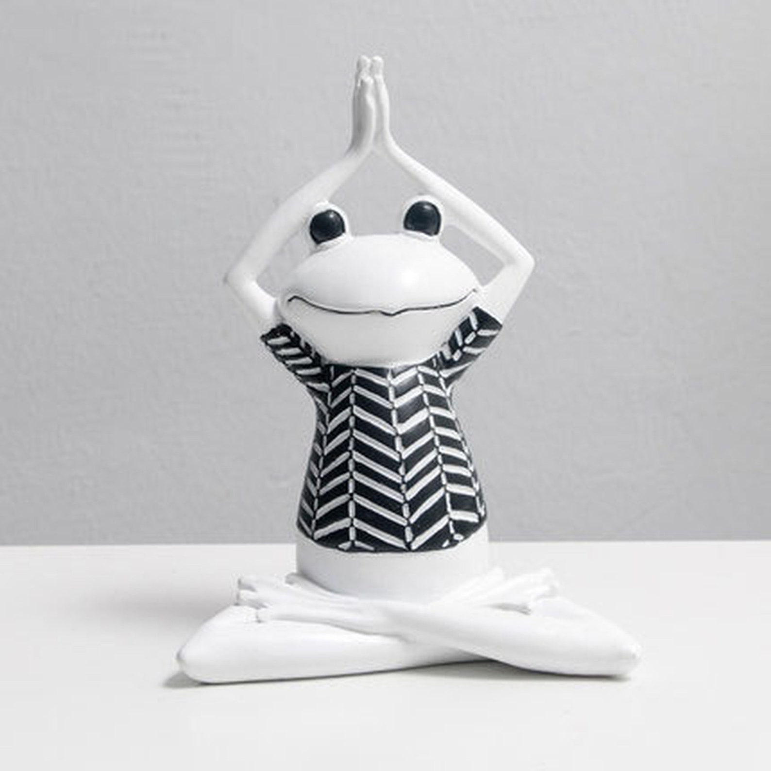 resin frog statue