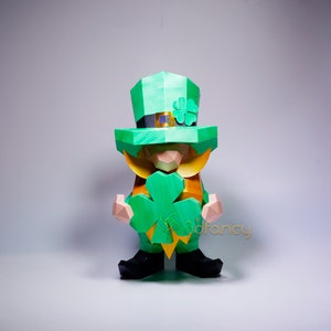 3D Papercraft Gnome Leprechaun PDF, modèle SVG pour créer un lutin gnome low poly pour la Saint-Patrick, décoration SVG pour projets Cricut