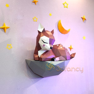 DIY Papercraft 3D Fawn On Rock PDF, Modello SVG per la creazione di animali Deer Low Poly, decorazioni murali natalizie, kit di artigianato fai-da-te, decorazioni appese alla parete
