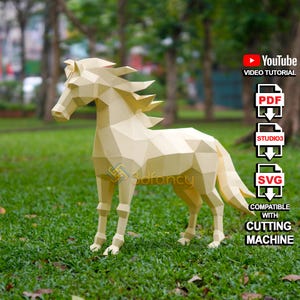 Papercraft Cheval debout PDF, SVG, modèle Studio - Cheval en papercraft à faire soi-même pour décoration - Sculpture cheval en papier, modèle en papier Lowpoly