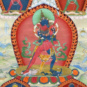 K&ouml;nnte beinhalten: Ein farbenfrohes tibetisches buddhistisches Gem&auml;lde, das eine Gottheit mit mehreren Armen und Beinen zeigt, umgeben von anderen Gottheiten in Mandalas. Die zentrale Gottheit ist rot und blau, mit einem gr&uuml;nen und roten Hintergrund.