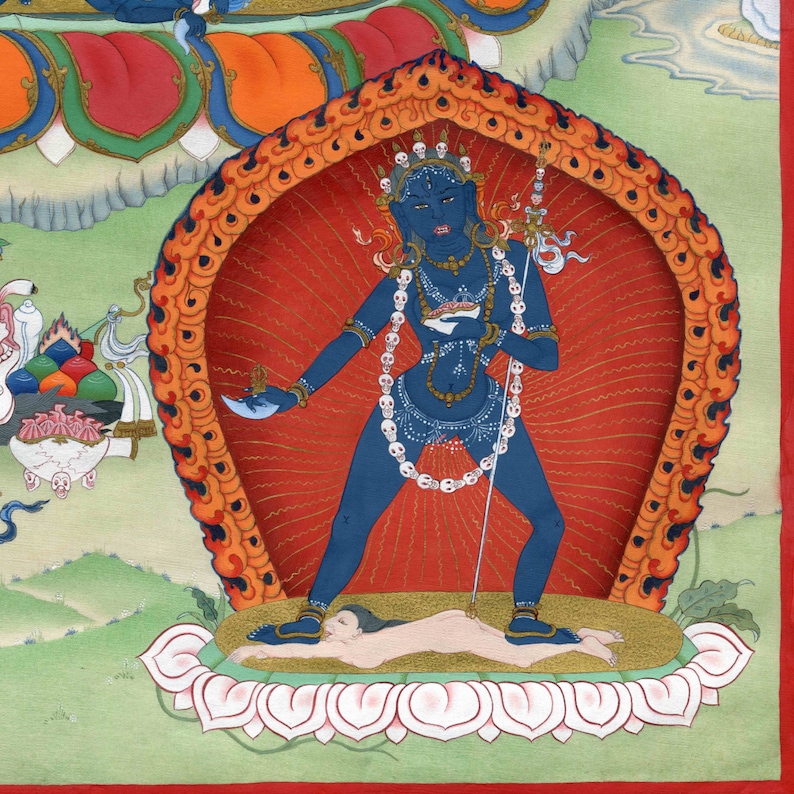 K&ouml;nnte beinhalten: Eine blaue Gottheit mit einer Sch&auml;delkette steht auf einer Lotusblume vor rotem Hintergrund. Die Gottheit h&auml;lt in der einen Hand einen Dolch und in der anderen einen Kelch. Eine nackte Figur liegt auf der Lotusblume.