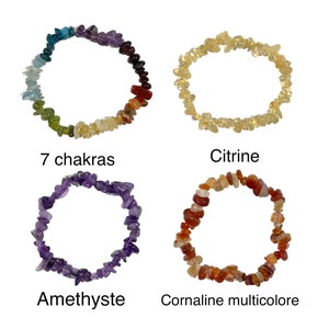 Può includere: Quattro braccialetti realizzati con pietre naturali. I braccialetti sono disposti in due file da due. La fila superiore mostra un braccialetto arcobaleno etichettato "7 chakra" e un braccialetto giallo etichettato "Citrino". La fila inferiore mostra un braccialetto viola etichettato "Ametista" e un braccialetto arancione etichettato "Cornaline multicolore".