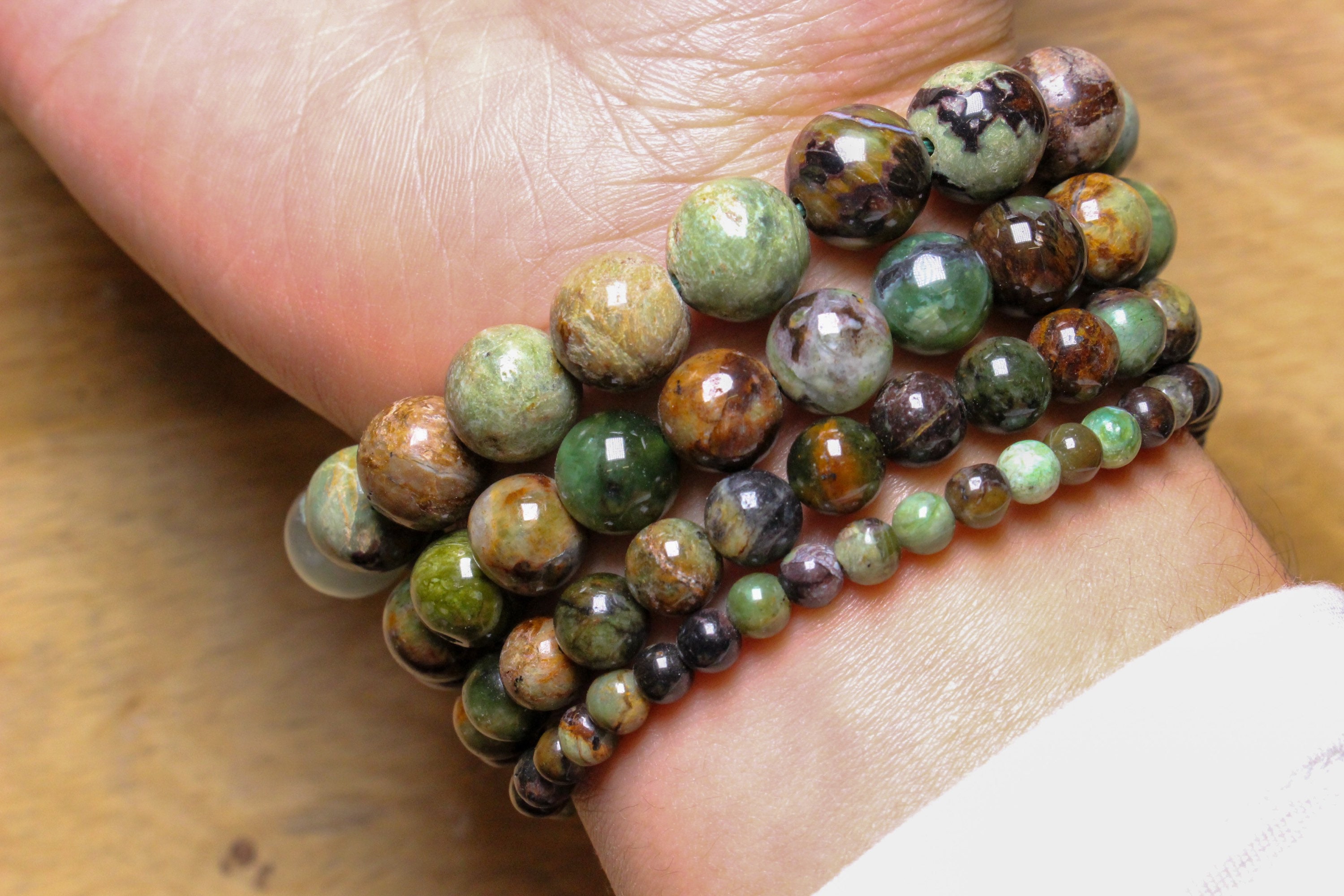 Bracciale Elasticizzato Con Perle Di Opale Verde Naturale - Pietra Di Giada Intagliata A Mano, Gioiello Energetico Unisex