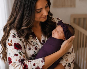 Bata de maternidad con estampado de rosas rojas y conjunto de manta morada, conjunto para mamá y bebé para el hospital, gorro para recién nacido con lazo.
