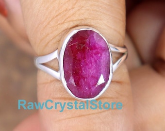 Anello con rubino grezzo: fascia larga in argento sterling 925 fatto a mano