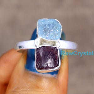 Anillo de plata de ley con granate aguamarina en bruto, doble piedra, banda ancha, regalo de boda hecho a mano para ella.