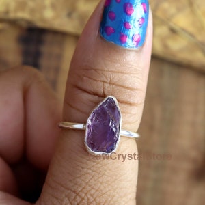 Anillo de amatista en bruto, engaste biselado, plata de ley 925, anillo midi, regalo hecho a mano para ella.