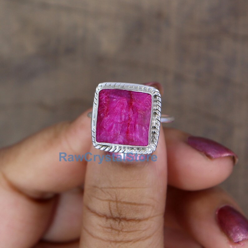 Anel de Prata de Lei com Rubi Bruto: Lapidação Esmeralda, Gema Quadrada imagem 3