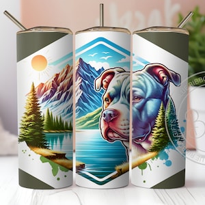 Może przedstawiać: Zestaw trzech kubków ze stali nierdzewnej z wzorem o tematyce przyrodniczej. Kubki przedstawiają pasmo górskie, jezioro, sosnę i psa. Wzór jest w odcieniach niebieskiego, zielonego, brązowego i białego.