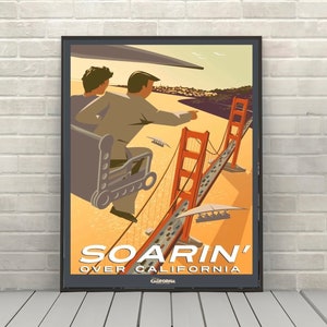 Può includere: Poster di viaggio vintage incorniciato con il Golden Gate Bridge a San Francisco. Il poster mostra due figure che guardano il ponte, con il testo "Soarin' Over California" in basso.