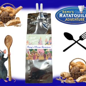 以下が含まれることがあります： 「マジックキングダム レミーズ キッチンアドベンチャー」と書かれたラベルが付いた銀色のポーチ。ポーチの隣には、木製のさじを持った漫画のネズミがいる。背景は青色。シェフの帽子とフォークとスプーンが交差した「レミーズ ラタトゥイユ アドベンチャー」のロゴがある。