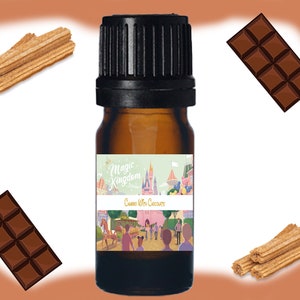 Könnte beinhalten: Eine braune Glasflasche mit schwarzem Verschluss und einem Etikett mit der Aufschrift "Magic Kingdom" und "Cinnabon with Chocolate". Das Etikett zeigt auch eine Comic-Illustration eines Parks mit Menschen, die herumlaufen. Im Hintergrund befinden sich zwei Schokoladentafeln und zwei Zimtstangen.