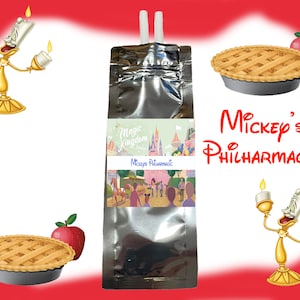 Może przedstawiać: Srebrny worek z etykietą z napisem "Magic Kingdom" i "Mickey's PhilharMagic". Worek jest otoczony obrazami jabłeczników, złotego świecznika ze świecą i czerwonym tłem.