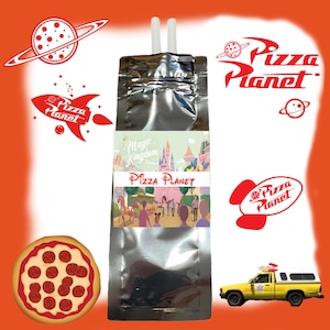 以下が含まれることがあります： トイストーリーの映画に登場するピザプラネットレストランのカラフルなイラストが描かれた、ストローが付いた銀色のポーチ。ポーチには「ピザプラネット」と「マジックキングダム」の文字が印刷されています。ポーチは、「ピザプラネット」の文字が入った赤と白のロケットのロゴで囲まれています。
