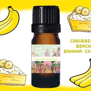 Könnte beinhalten: Eine braune Glasflasche mit schwarzem Verschluss und einem Etikett mit der Aufschrift "Magic Kingdom Caribbean Beach Banana Cabana". Das Etikett zeigt ein Cartoon-Bild einer Strandszene mit einem Bananensplit und einem Bananenboot. Die Flasche befindet sich auf einem gelben Hintergrund mit einer Cartoon-Banane und einer Cartoon-Bananencreme-Torte.