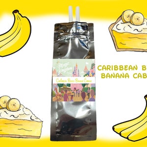 以下が含まれることがあります： 2 本のストローが付いた銀色のポーチで、「Caribbean Beach Banana Cabana」と書かれています。バナナとバナナのスライスがトッピングされたパイのイラストが周りにあり、すべて黄色い背景にあります。